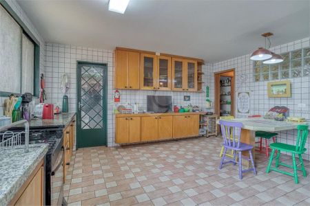 Casa à venda com 379m², 6 quartos e 4 vagas Casa à venda com 379m², 6 quartos e 4 vagasCozinha