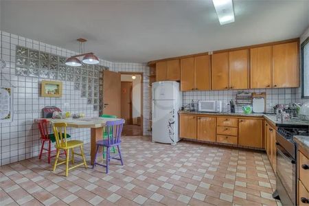 Casa à venda com 379m², 6 quartos e 4 vagas Casa à venda com 379m², 6 quartos e 4 vagasCozinha