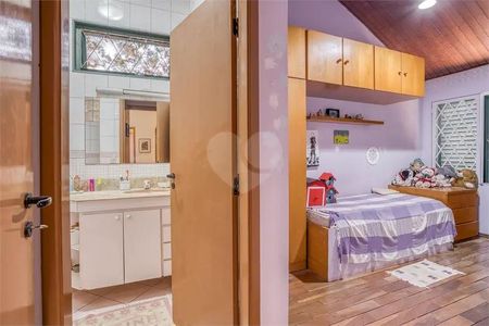 Casa à venda com 379m², 6 quartos e 4 vagas Casa à venda com 379m², 6 quartos e 4 vagasQuarto