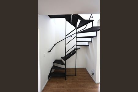 Apartamento à venda com 56m², 1 quarto e sem vaga Apartamento à venda com 56m², 1 quarto e sem vagaEscada