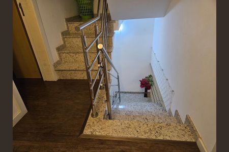 Casa de condomínio para alugar com 122m², 3 quartos e 1 vagaEscada