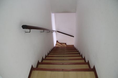 Casa à venda com 164m², 3 quartos e 3 vagasEscada acesso aos Quartos