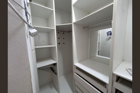 Casa à venda com 175m², 3 quartos e 2 vagas Casa à venda com 175m², 3 quartos e 2 vagasCloset da suíte