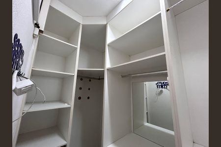 Casa à venda com 175m², 3 quartos e 2 vagas Casa à venda com 175m², 3 quartos e 2 vagasCloset da suíte