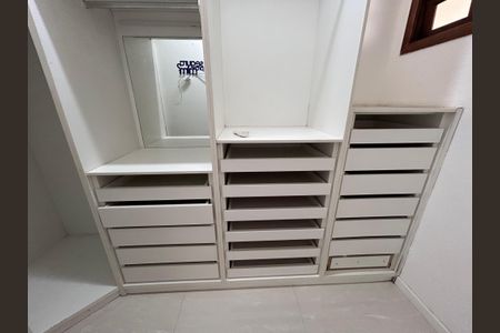 Casa à venda com 175m², 3 quartos e 2 vagas Casa à venda com 175m², 3 quartos e 2 vagasCloset da suíte