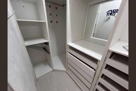 Casa à venda com 175m², 3 quartos e 2 vagas Casa à venda com 175m², 3 quartos e 2 vagasCloset da suíte