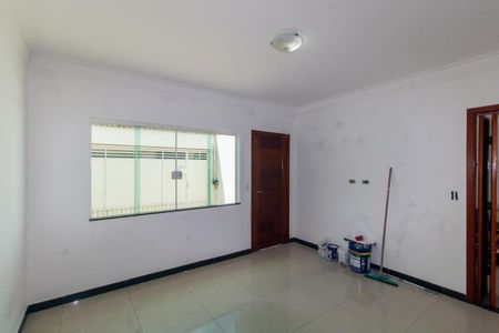 Casa para alugar com 100m², 2 quartos e 2 vagasSala
