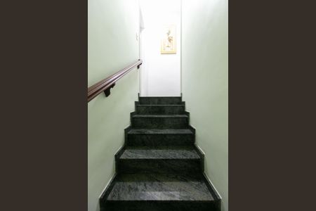 Escada de casa à venda com 3 quartos, 108m² em Vila Regina, São Paulo