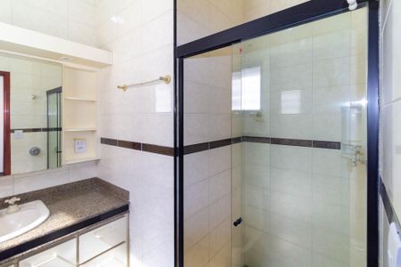 Casa à venda com 451m², 6 quartos e 14 vagasBanheiro da Suíte 4