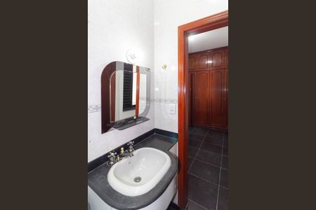 Casa à venda com 451m², 6 quartos e 14 vagasBanheiro da Suíte 2