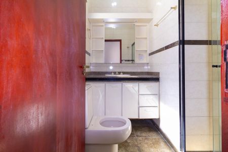 Casa à venda com 451m², 6 quartos e 14 vagasBanheiro da Suíte 4