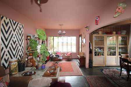 Casa à venda com 242m², 4 quartos e 2 vagasSala