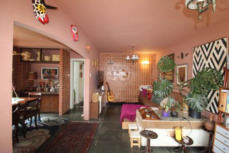 Casa à venda com 242m², 4 quartos e 2 vagasSala