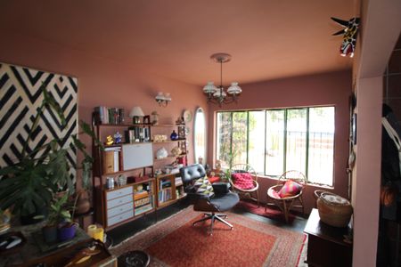 Casa à venda com 242m², 4 quartos e 2 vagasSala