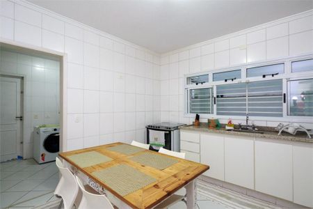 Casa à venda com 214m², 4 quartos e 4 vagas
