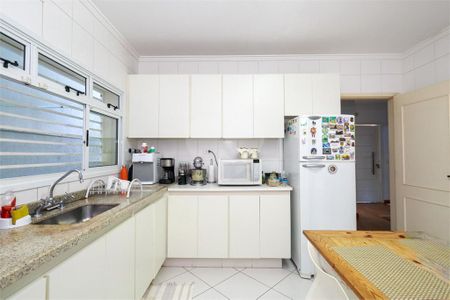 Casa à venda com 214m², 4 quartos e 4 vagas