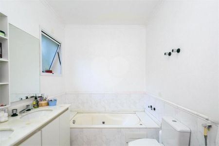 Casa à venda com 214m², 4 quartos e 4 vagas