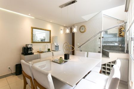 Casa à venda com 350m², 3 quartos e 5 vagas Casa à venda com 350m², 3 quartos e 5 vagasSala