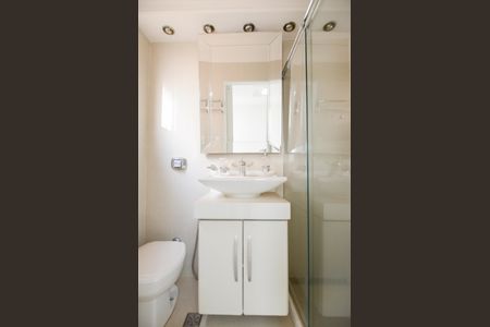 Apartamento para alugar com 200m², 4 quartos e 2 vagas Apartamento para alugar com 200m², 4 quartos e 2 vagasBanheiro da Suíte 1