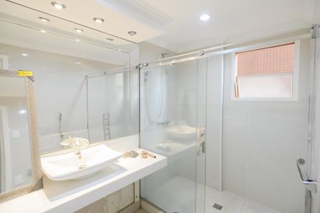 Apartamento para alugar com 200m², 4 quartos e 2 vagas Apartamento para alugar com 200m², 4 quartos e 2 vagasBanheiro da Suíte 2