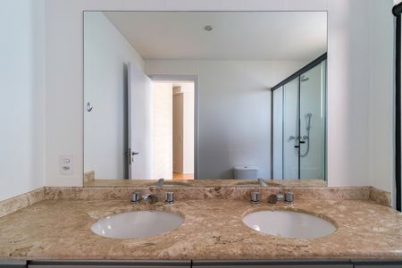 Apartamento à venda com 206m², 3 quartos e 5 vagasBanheiro da Suíte 1