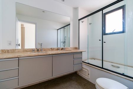 Apartamento à venda com 206m², 3 quartos e 5 vagasBanheiro da Suíte 1