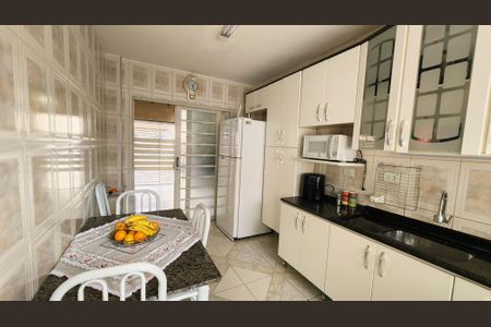 Casa à venda com 115m², 3 quartos e 2 vagas Casa à venda com 115m², 3 quartos e 2 vagasCozinha