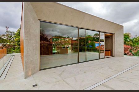 Casa à venda com 620m², 5 quartos e 4 vagas Casa à venda com 620m², 5 quartos e 4 vagasVaranda gourmet