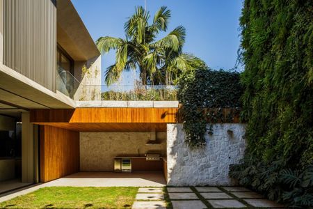 Casa à venda com 620m², 5 quartos e 4 vagas Casa à venda com 620m², 5 quartos e 4 vagasQuintal