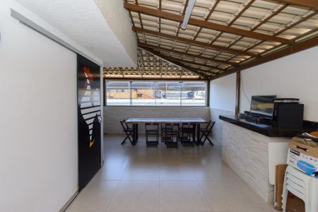 Casa à venda com 200m², 3 quartos e 3 vagas Casa à venda com 200m², 3 quartos e 3 vagasTerraço