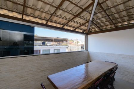 Casa à venda com 200m², 3 quartos e 3 vagas Casa à venda com 200m², 3 quartos e 3 vagasTerraço