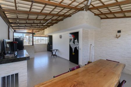 Casa à venda com 200m², 3 quartos e 3 vagas Casa à venda com 200m², 3 quartos e 3 vagasTerraço