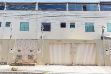Casa à venda com 200m², 3 quartos e 3 vagas Casa à venda com 200m², 3 quartos e 3 vagasFachada