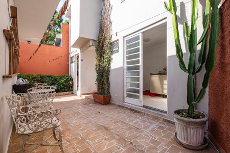 Casa à venda com 232m², 3 quartos e 4 vagasQuintal