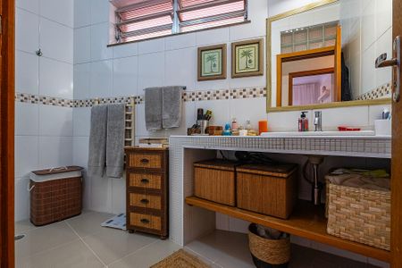 Casa à venda com 232m², 3 quartos e 4 vagasSuíte 1 - Banheiro