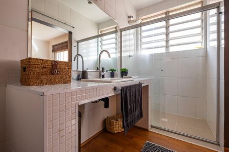 Casa à venda com 232m², 3 quartos e 4 vagasSuíte 2 - Banheiro