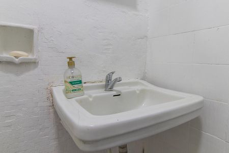 Banheiro de apartamento para alugar com 1 quarto, 18m² em Centro Histórico, Porto Alegre