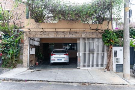 Casa de condomínio à venda com 229m², 4 quartos e 2 vagas Casa de condomínio à venda com 229m², 4 quartos e 2 vagasFachada