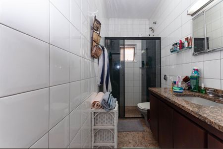 Casa de condomínio à venda com 229m², 4 quartos e 2 vagas Casa de condomínio à venda com 229m², 4 quartos e 2 vagasBanheiro Social 2