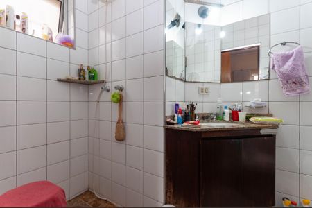 Casa de condomínio à venda com 229m², 4 quartos e 2 vagas Casa de condomínio à venda com 229m², 4 quartos e 2 vagasBanheiro da Suíte 1