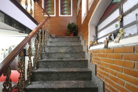 Casa à venda com 450m², 3 quartos e 3 vagas Casa à venda com 450m², 3 quartos e 3 vagasEscada