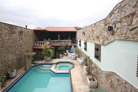 Casa à venda com 450m², 3 quartos e 3 vagas Casa à venda com 450m², 3 quartos e 3 vagasÁrea comum - Piscina
