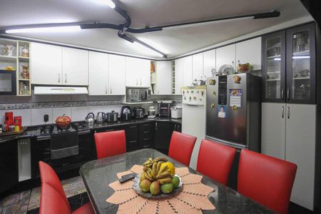 Casa à venda com 450m², 3 quartos e 3 vagas Casa à venda com 450m², 3 quartos e 3 vagasCozinha