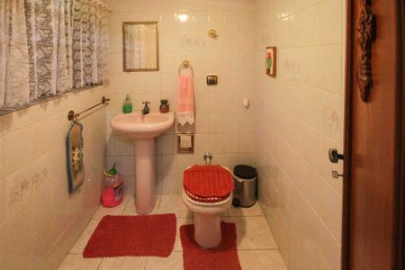 Casa à venda com 450m², 3 quartos e 3 vagas Casa à venda com 450m², 3 quartos e 3 vagasBanheiro do espaço Gourmet