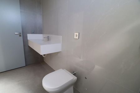 Casa de condomínio para alugar com 212m², 3 quartos e 3 vagasBanheiro da Suíte 2