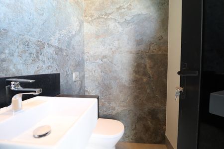 Casa de condomínio para alugar com 212m², 3 quartos e 3 vagasBanheiro da piscina