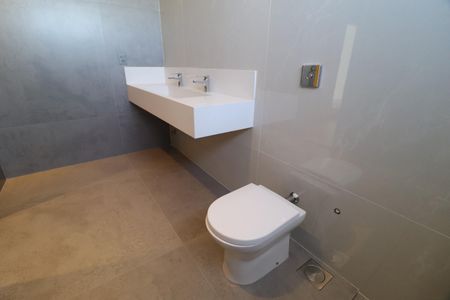 Casa de condomínio para alugar com 212m², 3 quartos e 3 vagasBanheiro da Suíte 3