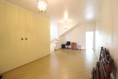 Sala de casa à venda com 3 quartos, 240m² em Jardim Itacolomi, São Paulo