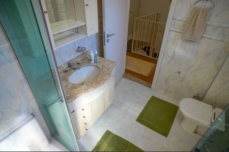 Casa à venda com 195m², 3 quartos e 2 vagas Casa à venda com 195m², 3 quartos e 2 vagasBanheiro Social 2