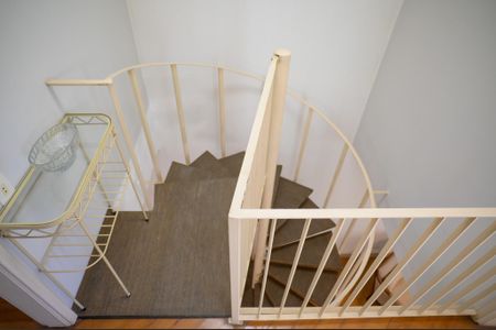 Casa à venda com 195m², 3 quartos e 2 vagas Casa à venda com 195m², 3 quartos e 2 vagasEscada